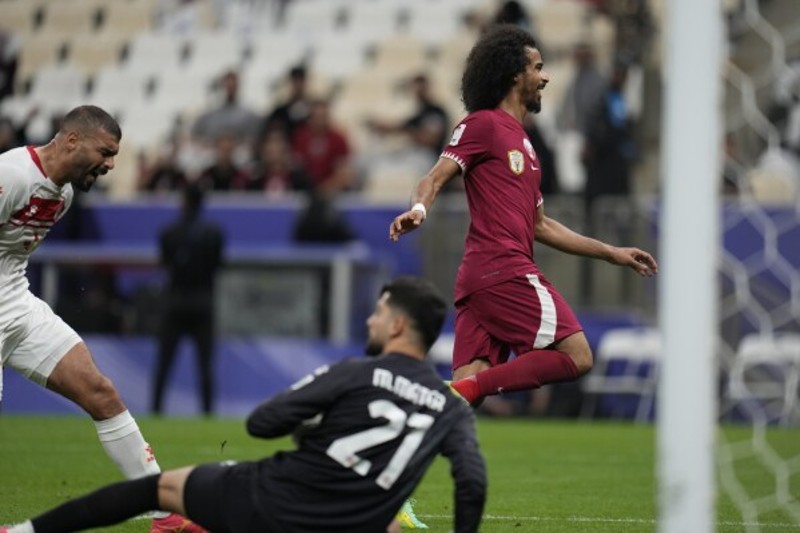 Akram Afif dứt điểm cực đẹp mắt đánh bại hoàn toàn thủ môn Mostafa Mutar của Lebanon ở phút 90+6, ấn định tỷ số 3-0